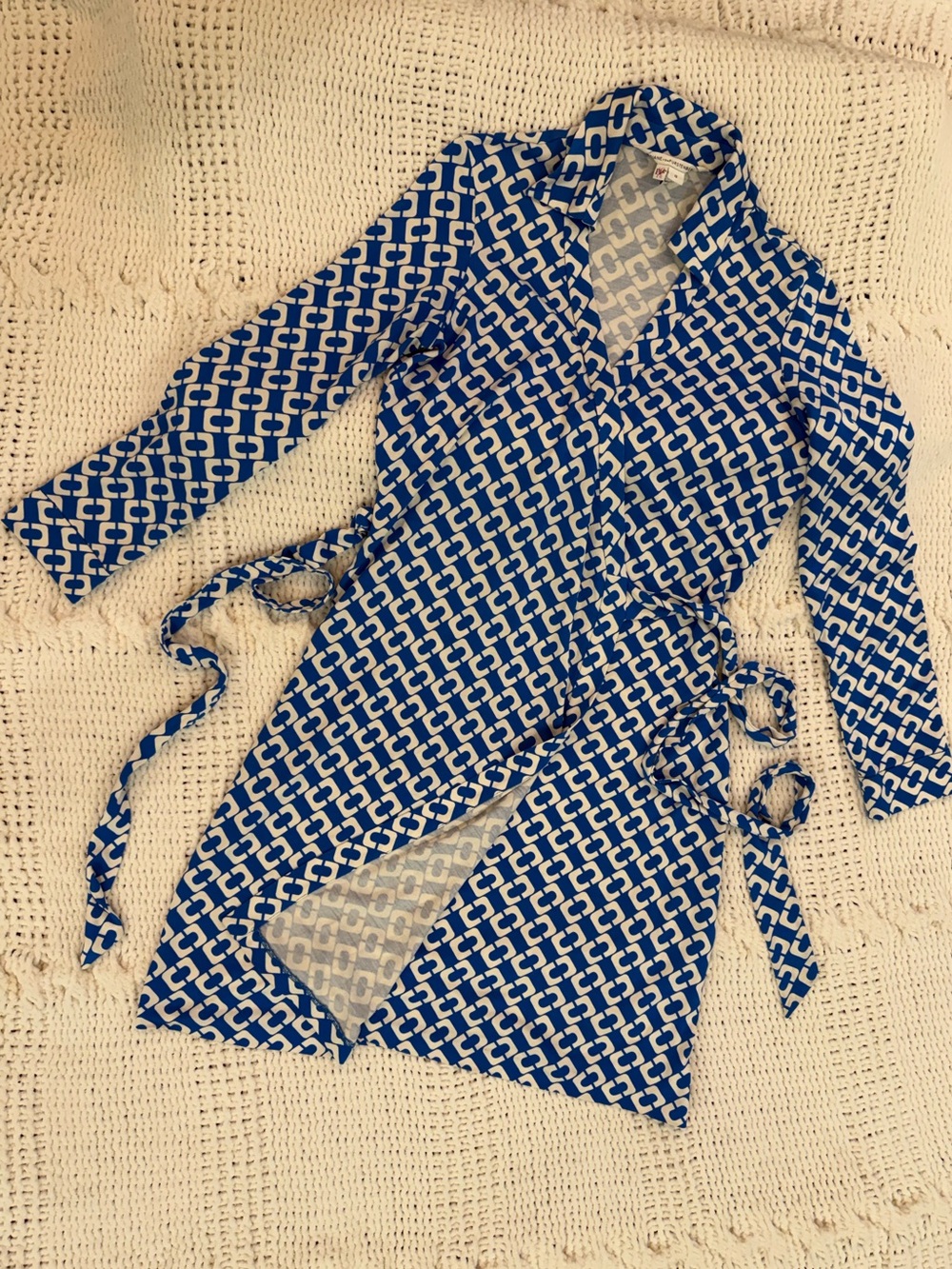 Dianne Von Furstenberg blue and white geometric wrap dress 100% Silk, Size 12